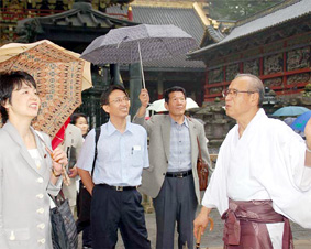 高藤禰宜（右）から説明を受ける