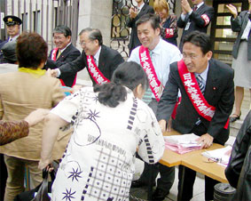 業者婦人の請願デモを激励／要請うけ懇談