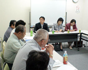 元従業員・家族らと懇談