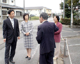 工場周辺で説明を受ける