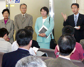 衆議院本会議での郵政民営化法案採決後に、議面で「採決強行抗議集会」が行われ、代表してあいさつ