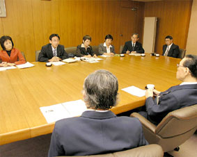 今成市長(手前右)と室沢助役(同左)から対応策などを聞く