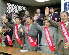 医療団体連絡会議主催の「06年の医療大改悪を許すな！患者負担増反対、診療報酬改善１０・２７集会」の国会請願デモを激励