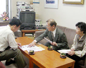 埼玉公団住宅自治会協議会の代表から、「居住者生活実態アンケート」の説明をうけ、懇談