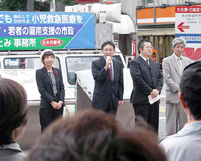 埼玉・所沢駅前で辻もとみ市長予定候補らと街頭演説