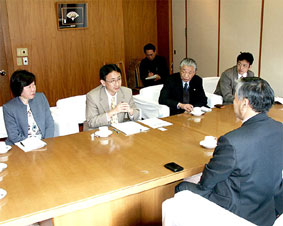 栗山村の山越村長と懇談