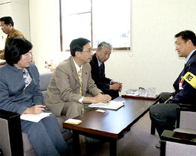 栗山郵便局の大類局長と懇談