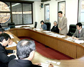 鬼怒川温泉の地域経済再生などで町長と懇談――栃木・藤原町